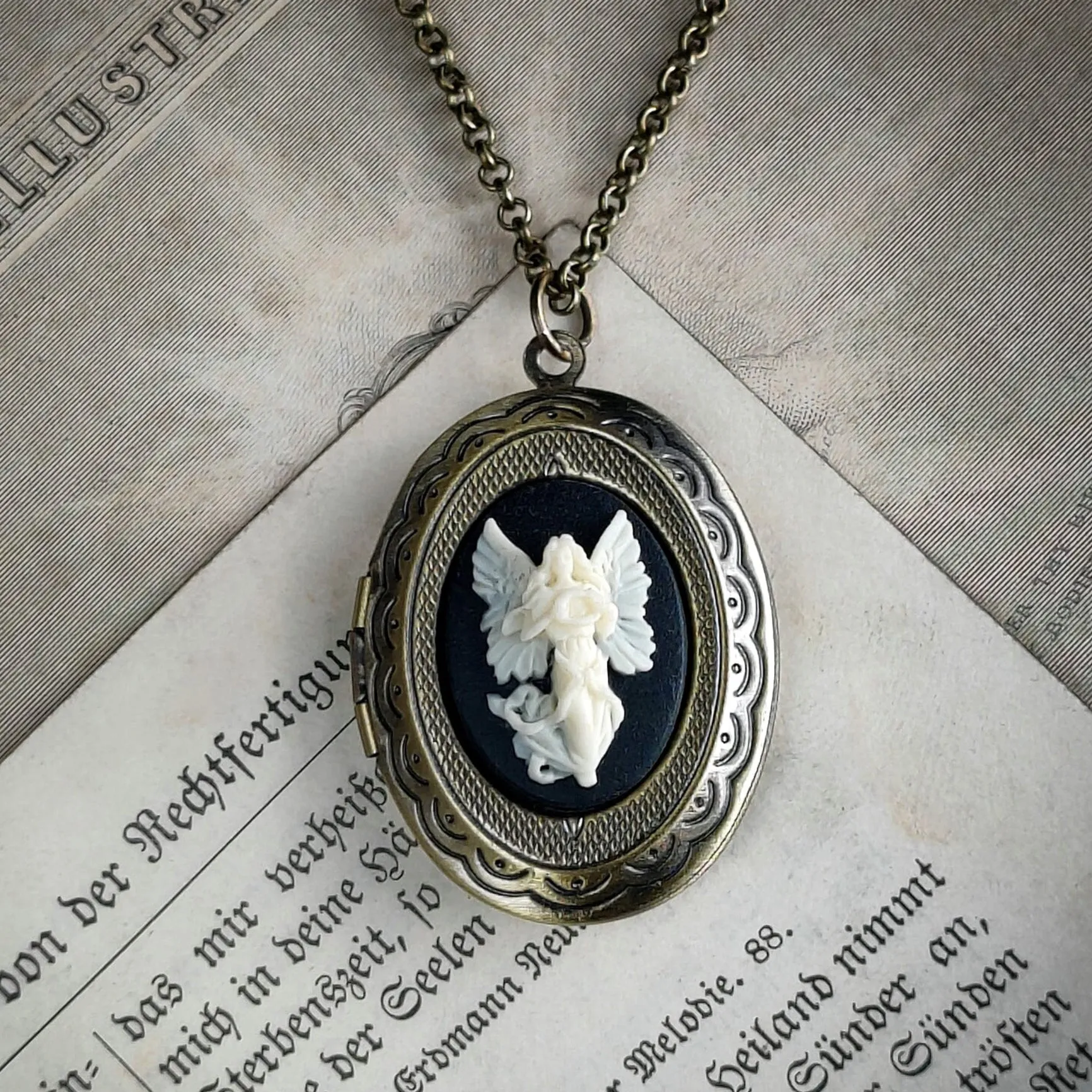 Angel Cameo Oval Vintage Style Locket