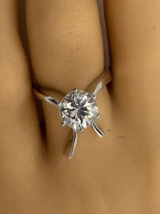 Elegant White Gold Cubic Zirconia Ring - A Dazzling Statement of Style